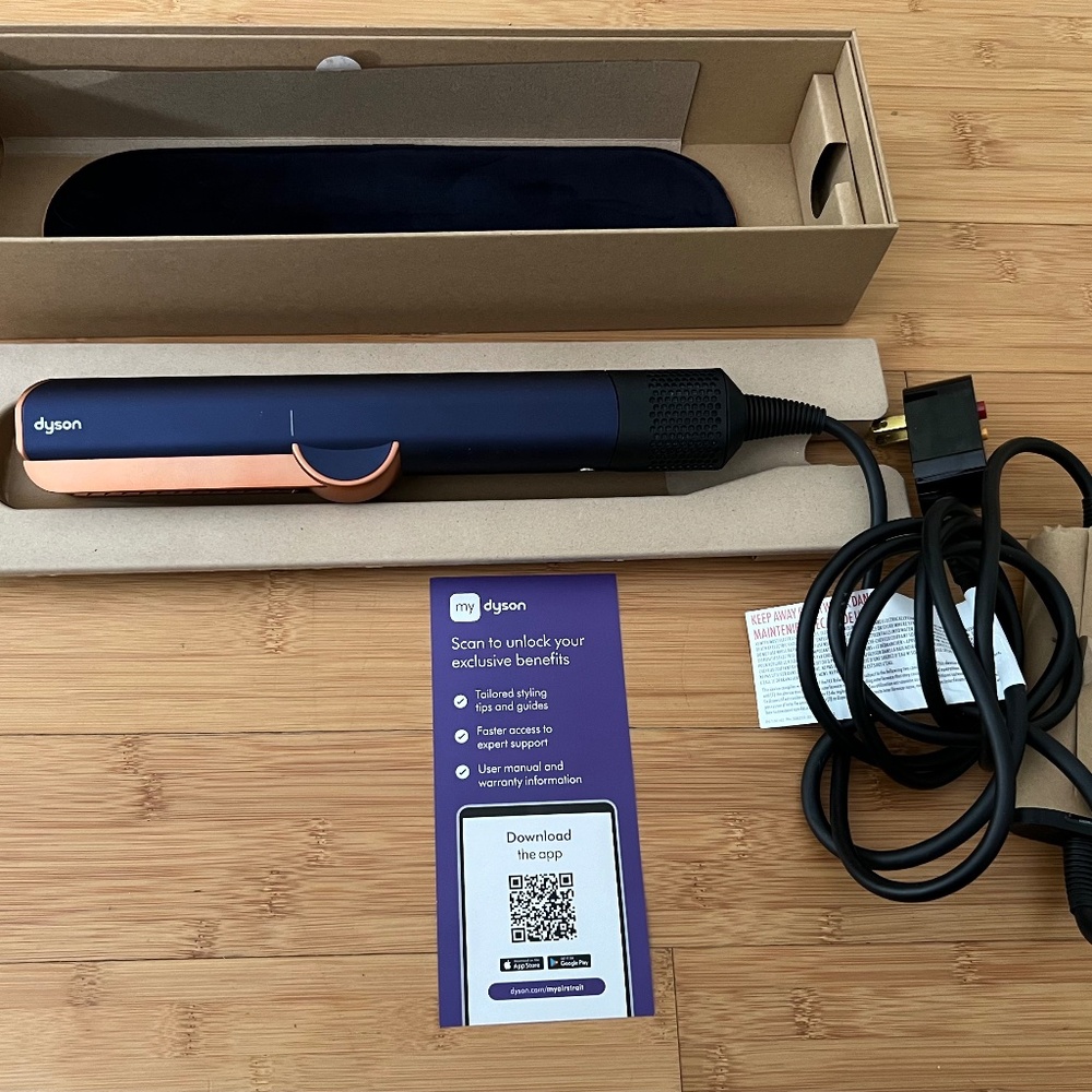 New Dyson Airstrait in box!